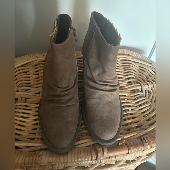 Blowfish Liva Bootie Brown Ruched Vegan Leather Ankle Booties - Picture 2 of 5